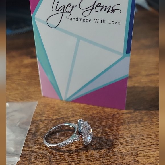 Tiger Gems 3.5 ctw Pear Halo Ring Size 4. Diamond Simulant. NWOT! - Picture 6 of 13